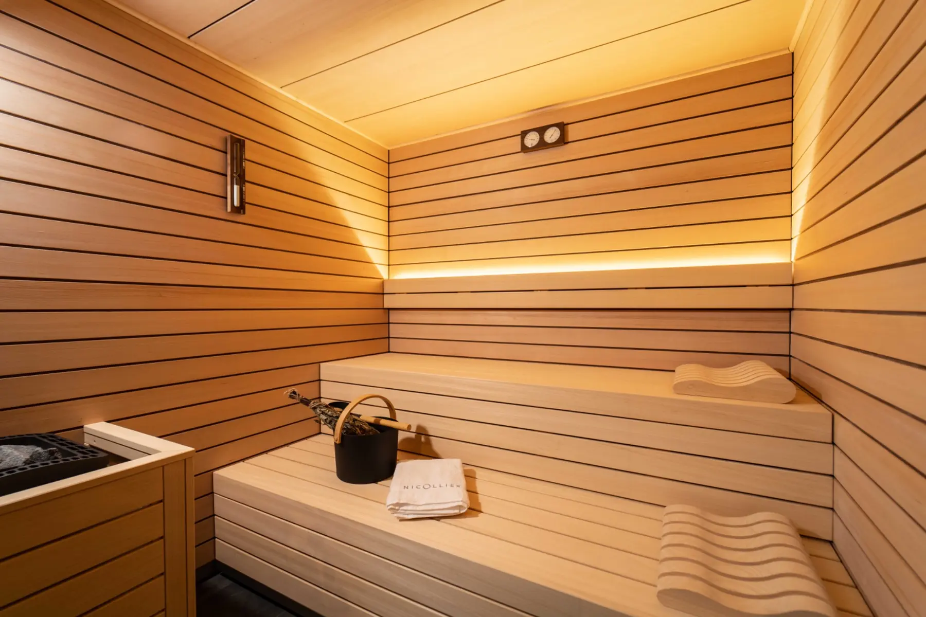 Sauna traditionnel en bois de l’espace spa privatif
